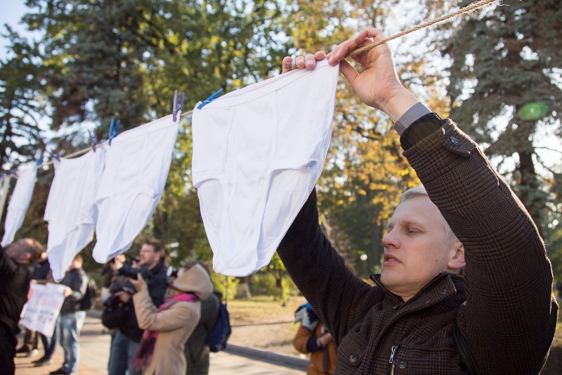 "Не будьте трусами": активисты под Радой с помощью нижнего белья напомнили нардепам о е-декларациях